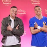 Kylian Mbappé stupéfait devant son double de cire chez Madame Tussauds