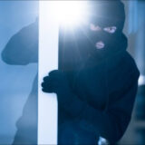 Des cambrioleurs se retrouvent dévêtus et une centure autour du cou