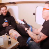 Post Malone tatoue un dessin osé sur le visage de Steve-O