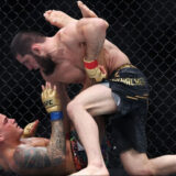 Islam Makhachev évince Dustin Poirier et bat le record de Khabib Nurmagomedov