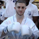 Après un mois d'entraînement, Michou remporte son premier combat de boxe