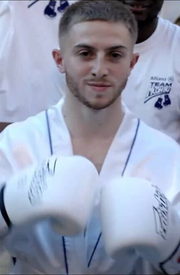 Après un mois d'entraînement, Michou remporte son premier combat de boxe