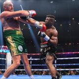 « Tu es un mauvais professeur » : Francis Ngannou revient sur sa danse après avoir mis Tyson Fury à terre