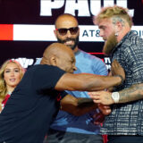 Jake Paul hué à New-York, Mike Tyson se jette sur lui en conférence de presse