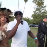 Quand Akon assiste à une arrestation en chantant « Locked Up »