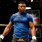 Francis Ngannou se livre sur son parcours pour arriver en France et son premier logement dans un parking