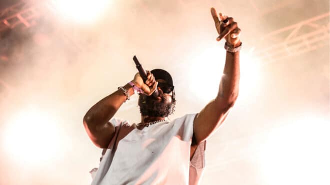 Damso s’explique sur son feat avec une IA : « j’aimerais trop qu’elle me foudroie »