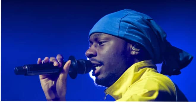 Tiakola obligé d’interrompre son concert à la Courneuve à trois reprises