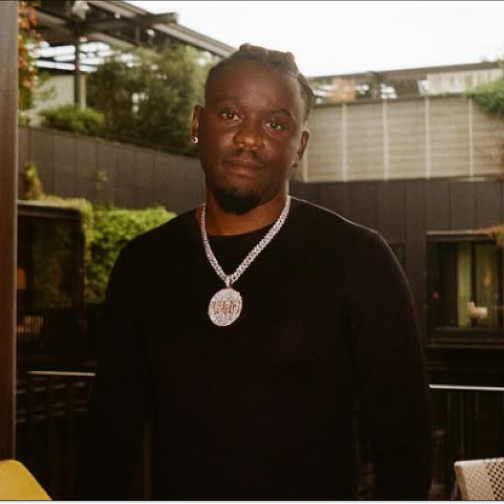 « Je pense à vous mais j’pense à moi aussi... » : Guy2bezbar confie pourquoi il fait moins de morceaux rap