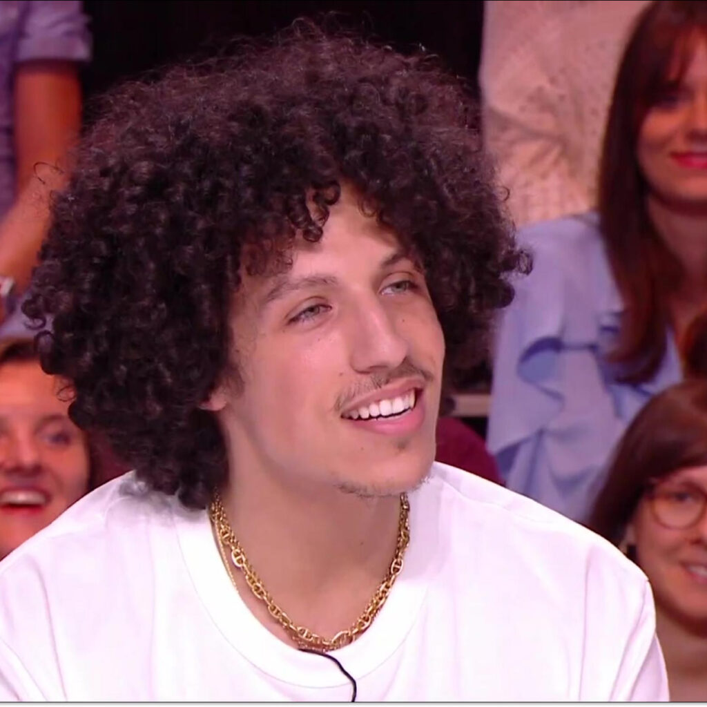 Rilès s’exprime autour de la polémique de sa pochette avec la main rouge