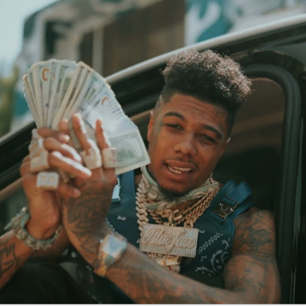 Blueface obligé de s'interposer entre... sa mère et sa petite amie