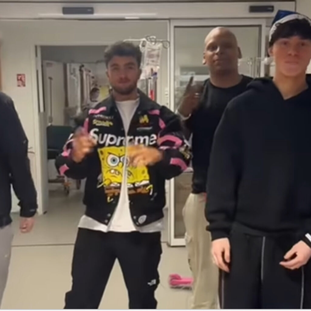 Inoxtag a rendu visite à de jeunes patients atteints de cancer dans un hôpital parisien