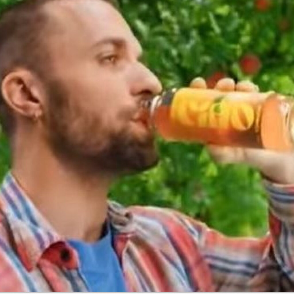 Squeezie victime du succès de Ciao Kombucha : il est attaqué par des lobbies