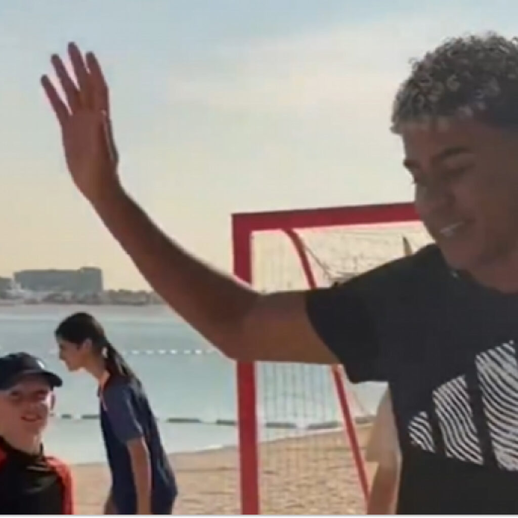 Lamine Yamal s'offre une partie de foot improvisée avec des enfants à Dubaï