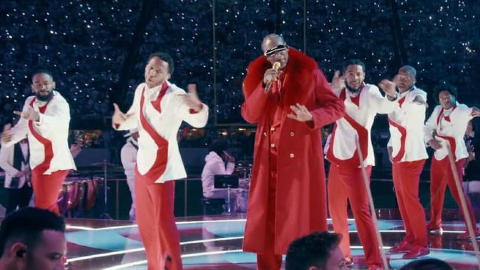 Snoop Dogg enflamme la mi-temps de la NFL Christmas Gameday