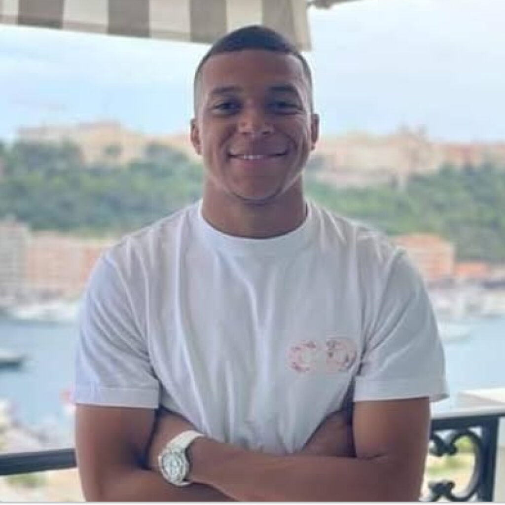 Un policier des Bleus sanctionné après un don de Kylian Mbappé