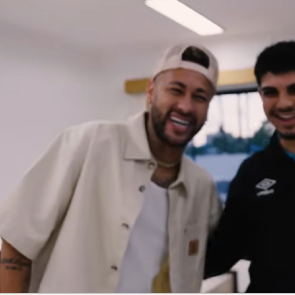 Treize ans après, Neymar et un fan atteint d'une leucémie se retrouvent pour une danse émouvante
