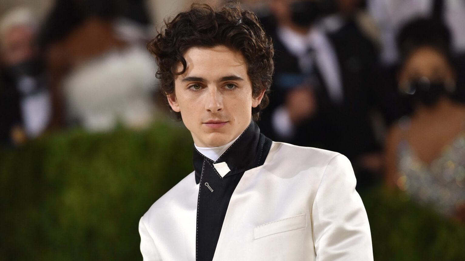 Timothée Chalamet entretient le mystère autour de son identité de rappeur masqué