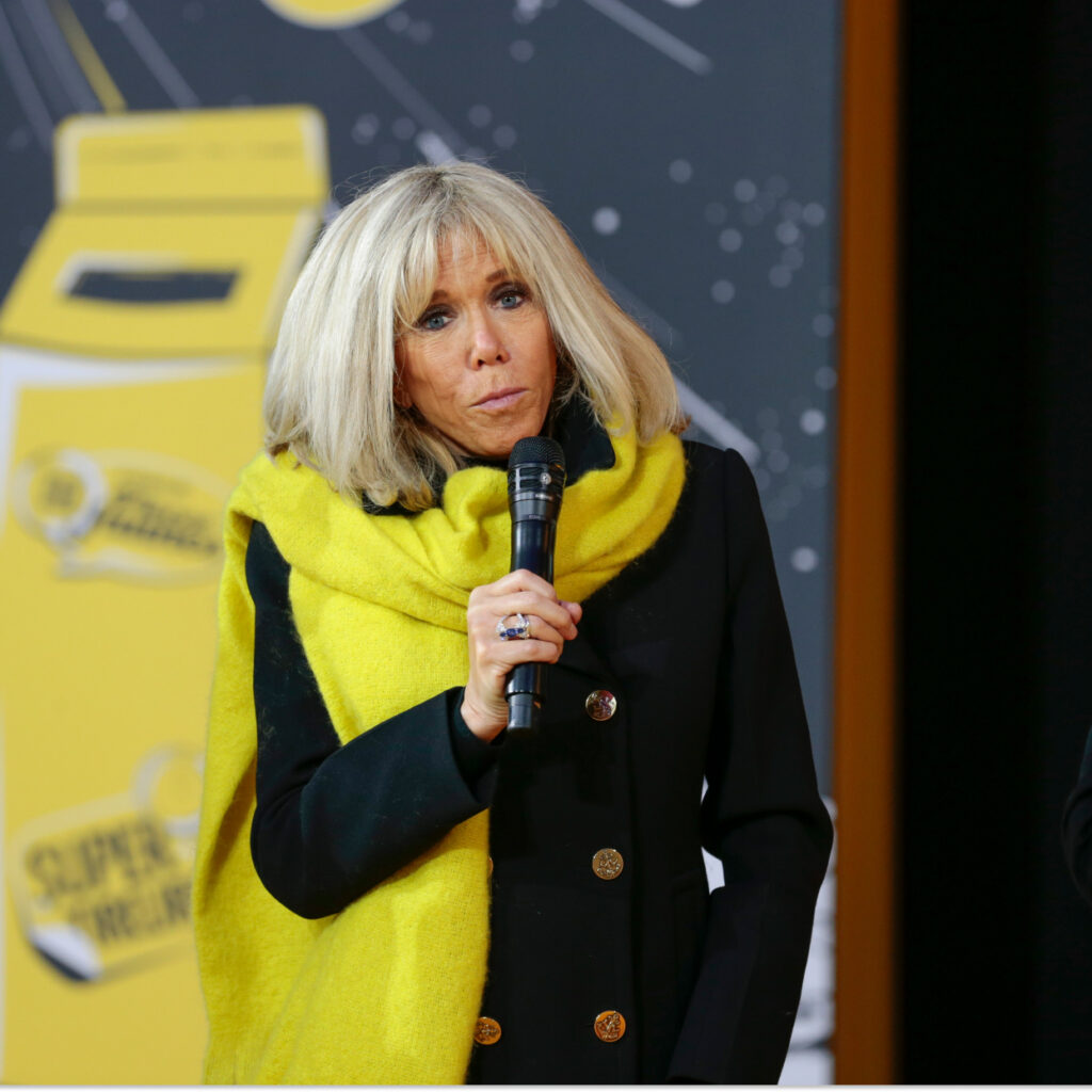 "Sales c...." : Brigitte Macron fait polémique après ses propos au spectacle d'Ary Abittan