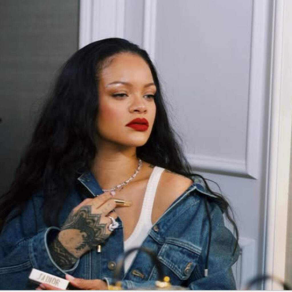 Rihanna nargue encore ses fans : "Dieu ne m'a pas oublié"