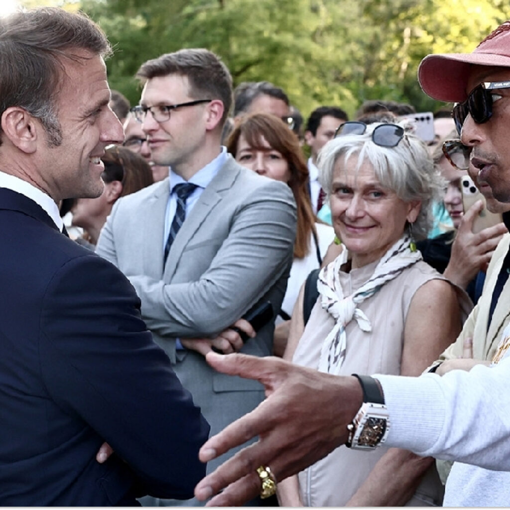 Pharrell Williams décoré de la Légion d'honneur par Emmanuel Macron à l'Élysée