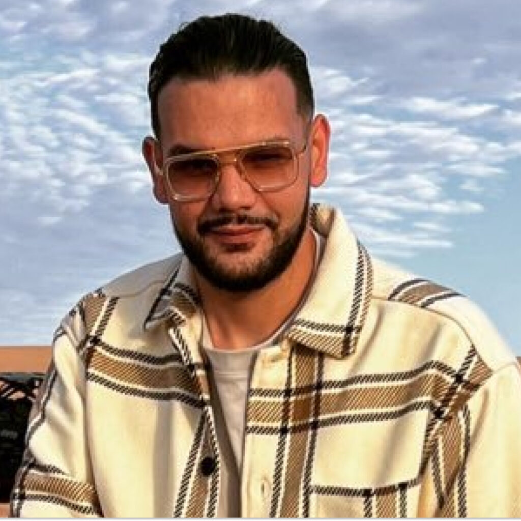 Sadek lance un avertissement aux jeunes artistes : "ne signez jamais de contrats avec Babs"