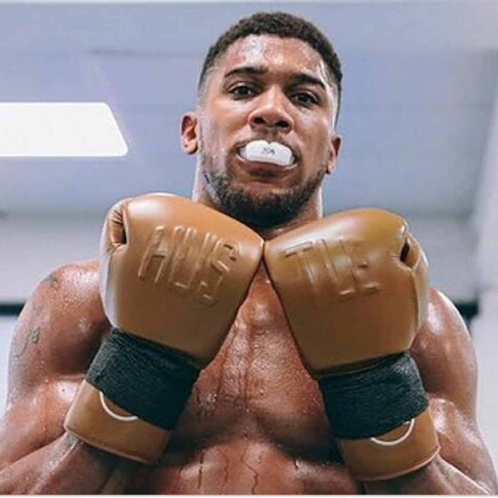 Anthony Joshua rend hommage à ses amis décédés dans l'accident de voiture, dans lequel il a survécu