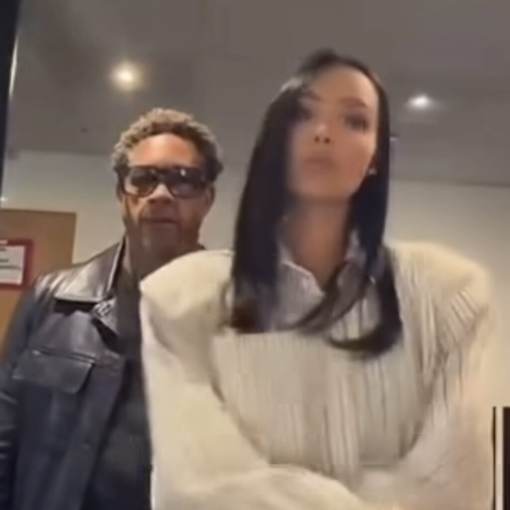 « Tu sais qu’il frappe des femmes… » : Booba adresse un message à Nabilla, qui s’affiche avec JoeyStarr