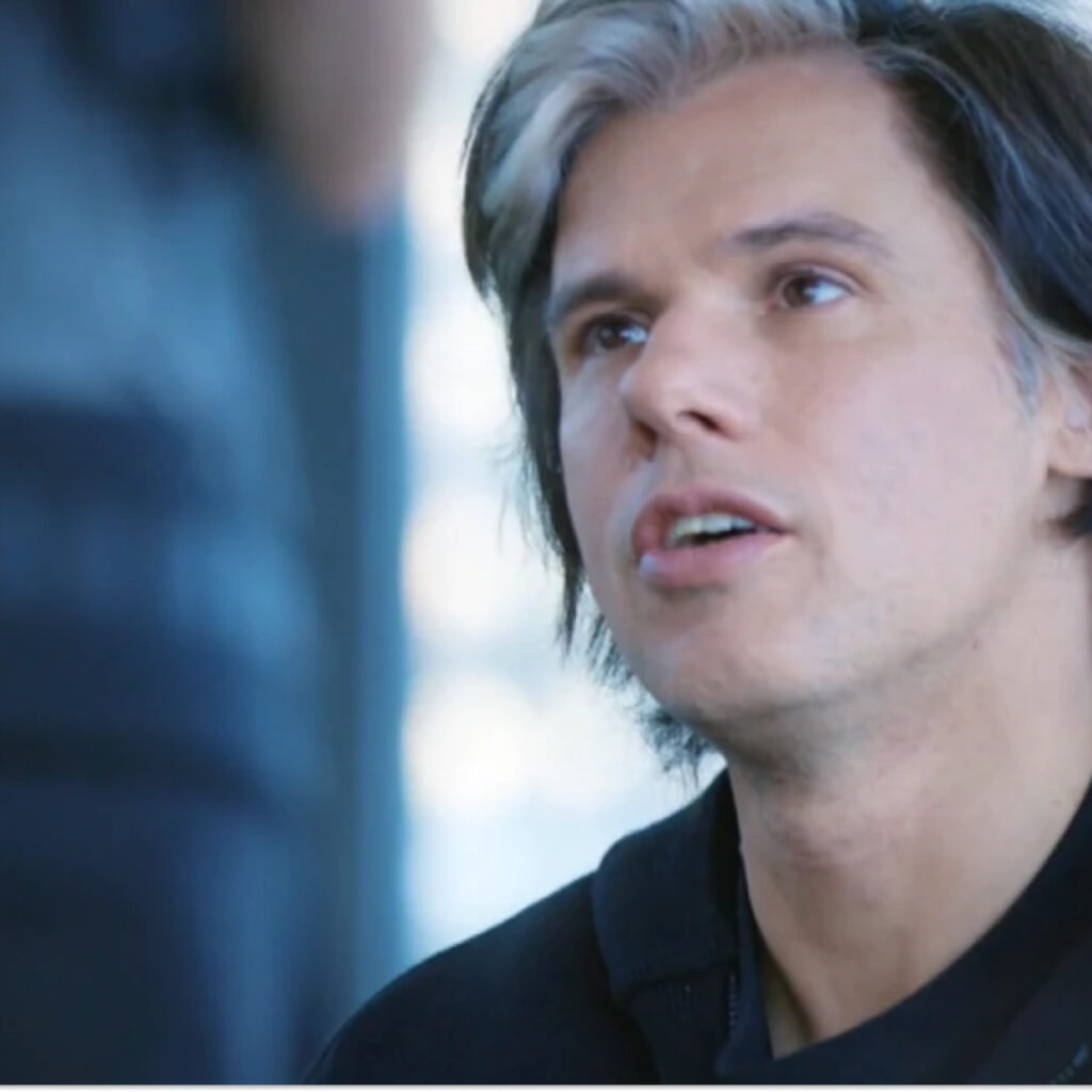 Orelsan lève le voile sur ses fameuses mèches blanches